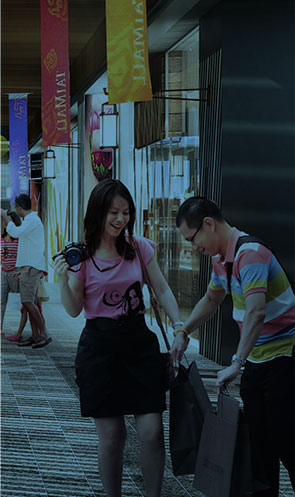 Couple enjoys shopping at D'Resort Singapore